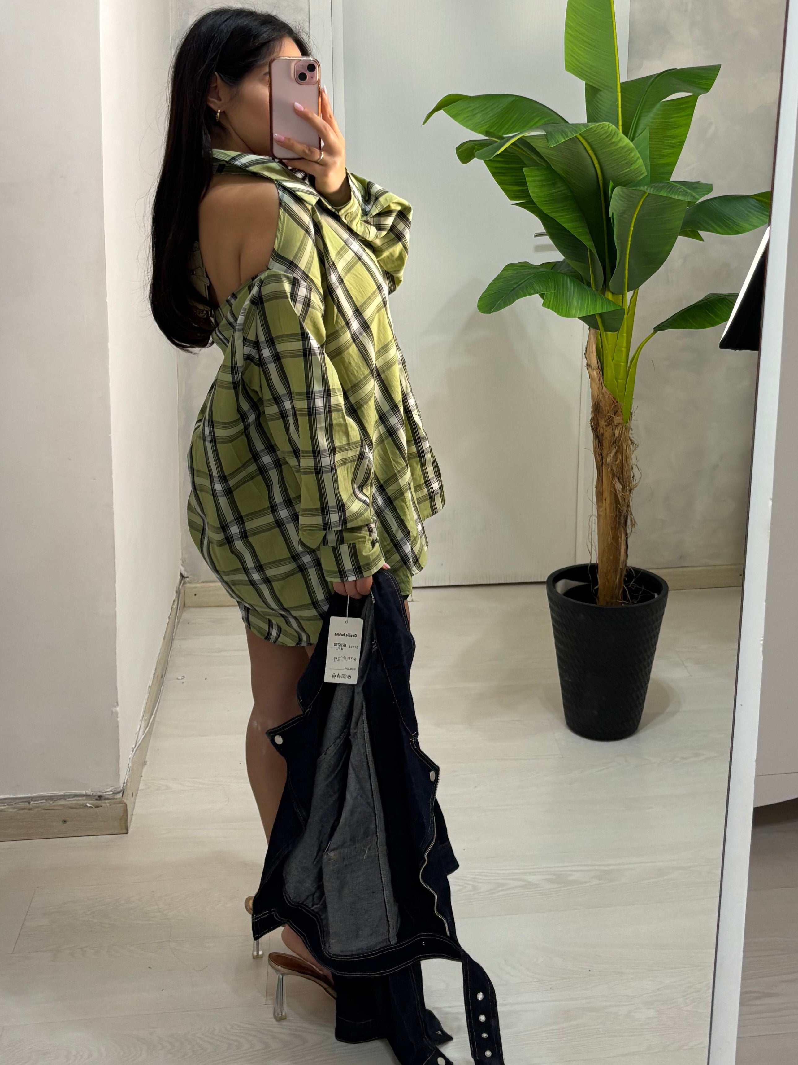 Camicia aperta sul fondoschiena