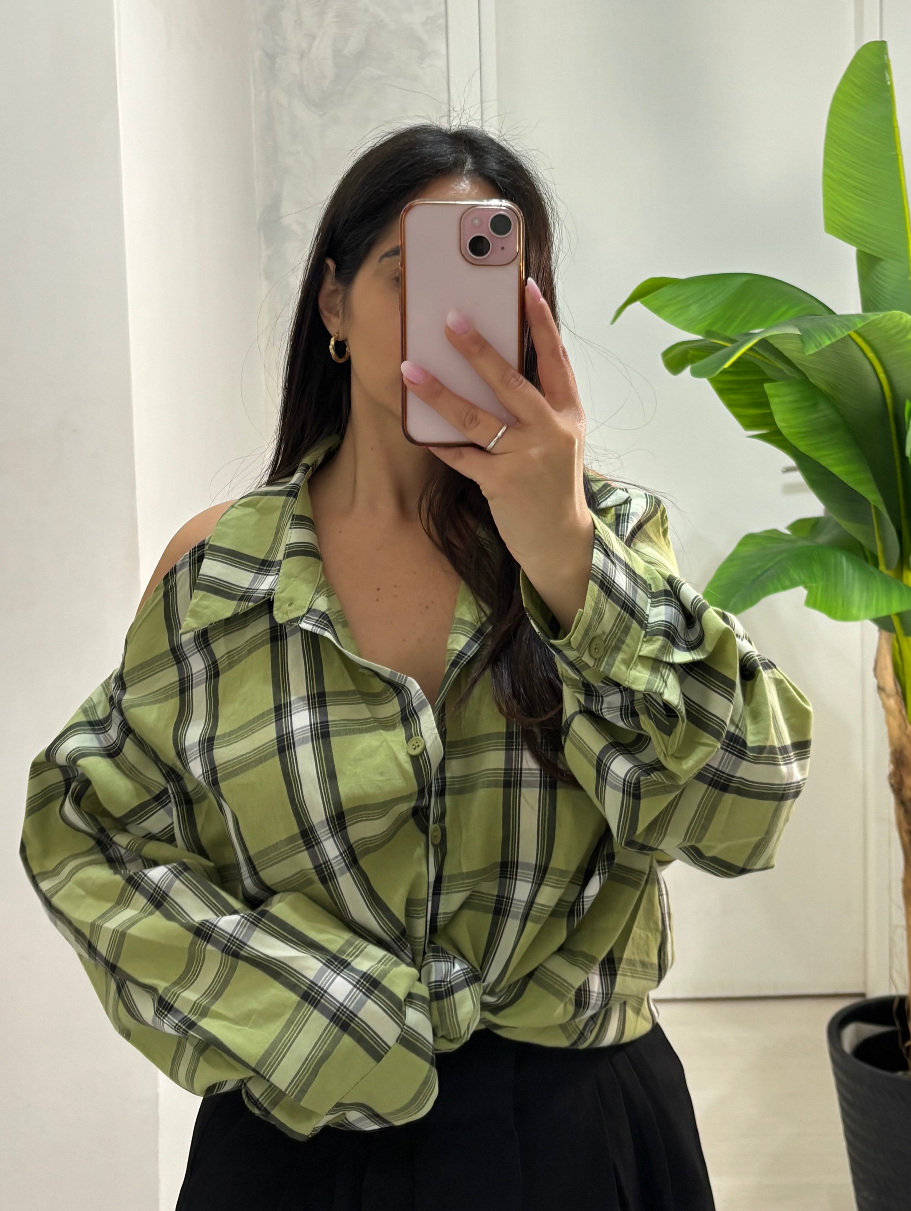 Camicia aperta sul fondoschiena