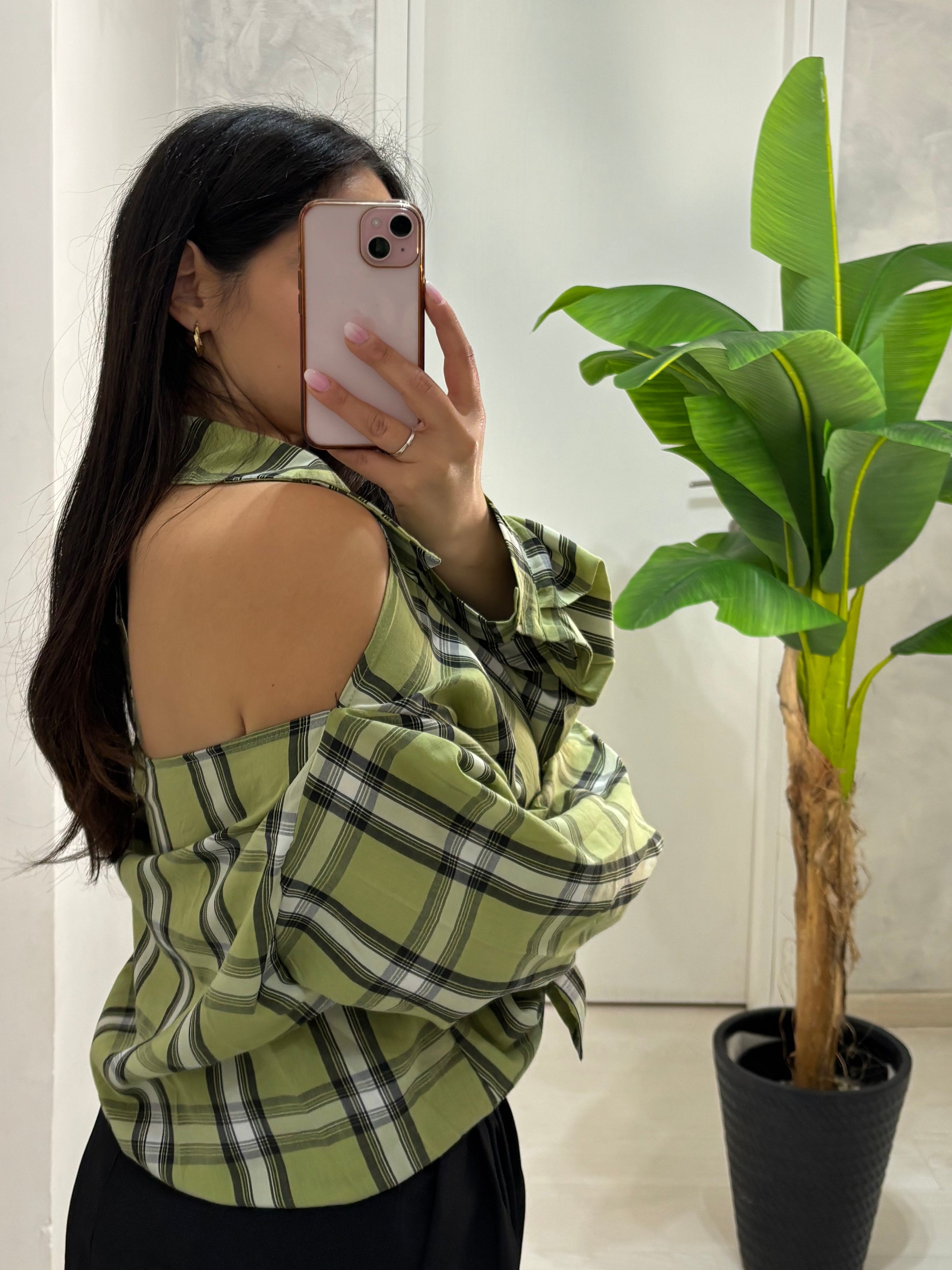 Camicia aperta sul fondoschiena