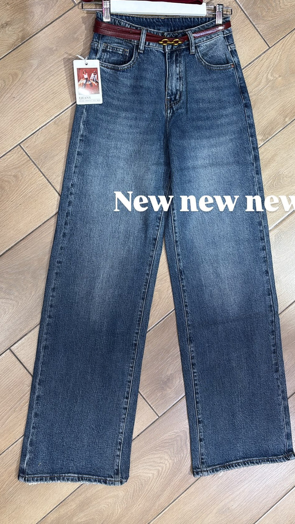 Denim flare con cinturino rosso