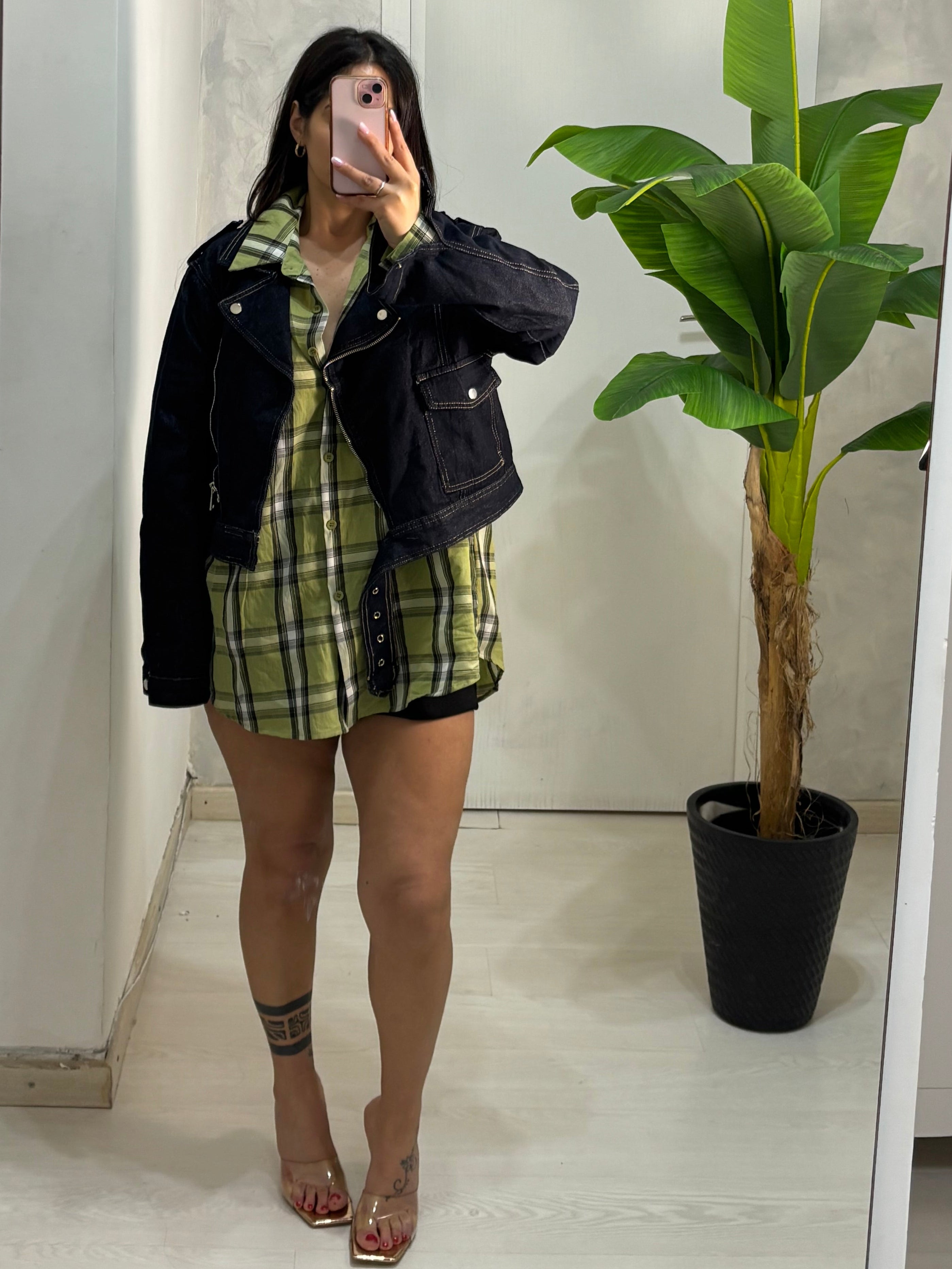 Camicia aperta sul fondoschiena